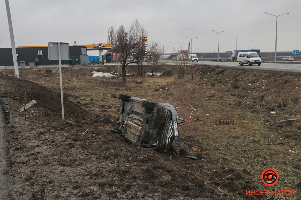 В Подгородном Citroen слетел в кювет и перевернулся: пострадала женщина 10