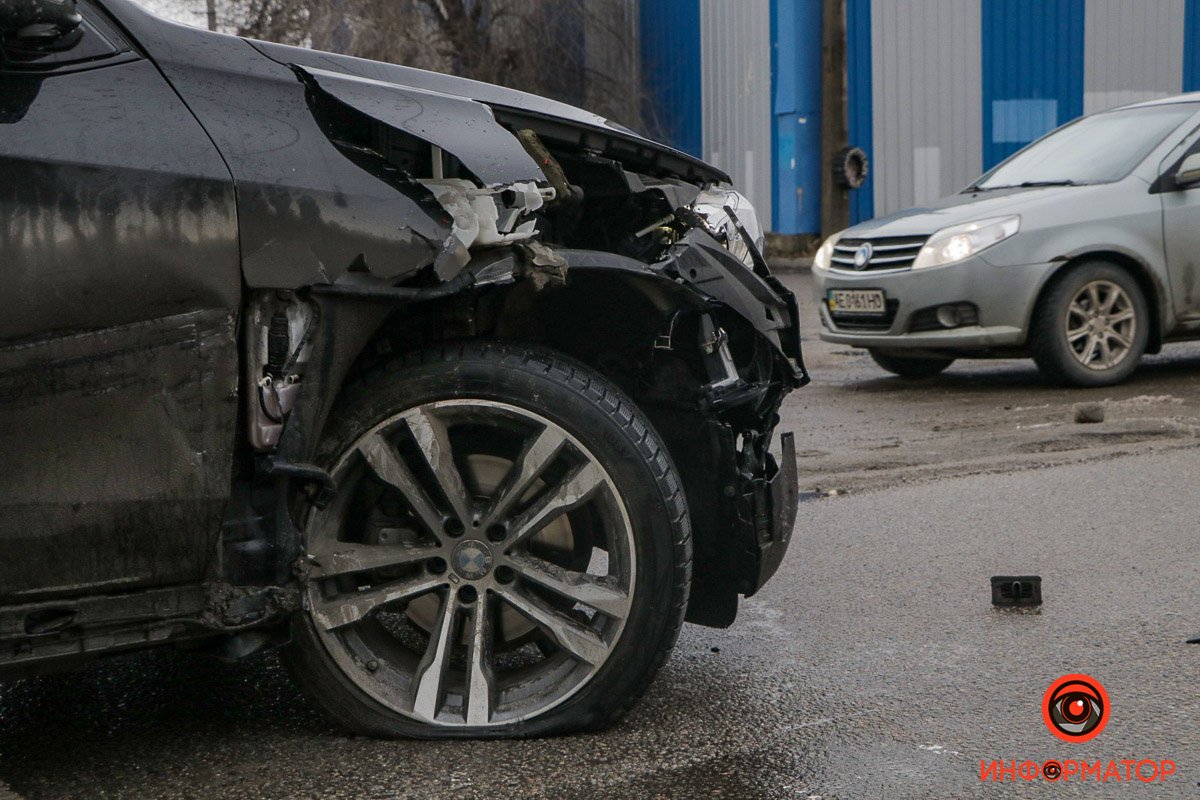 Автомобили сильно повреждены Автомобили сильно повреждены