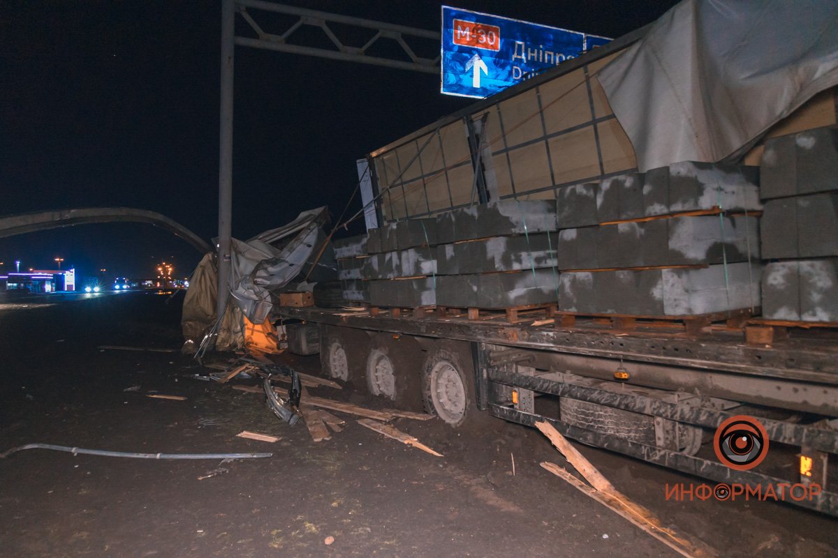 Половину тента сорвало Половину тента сорвало