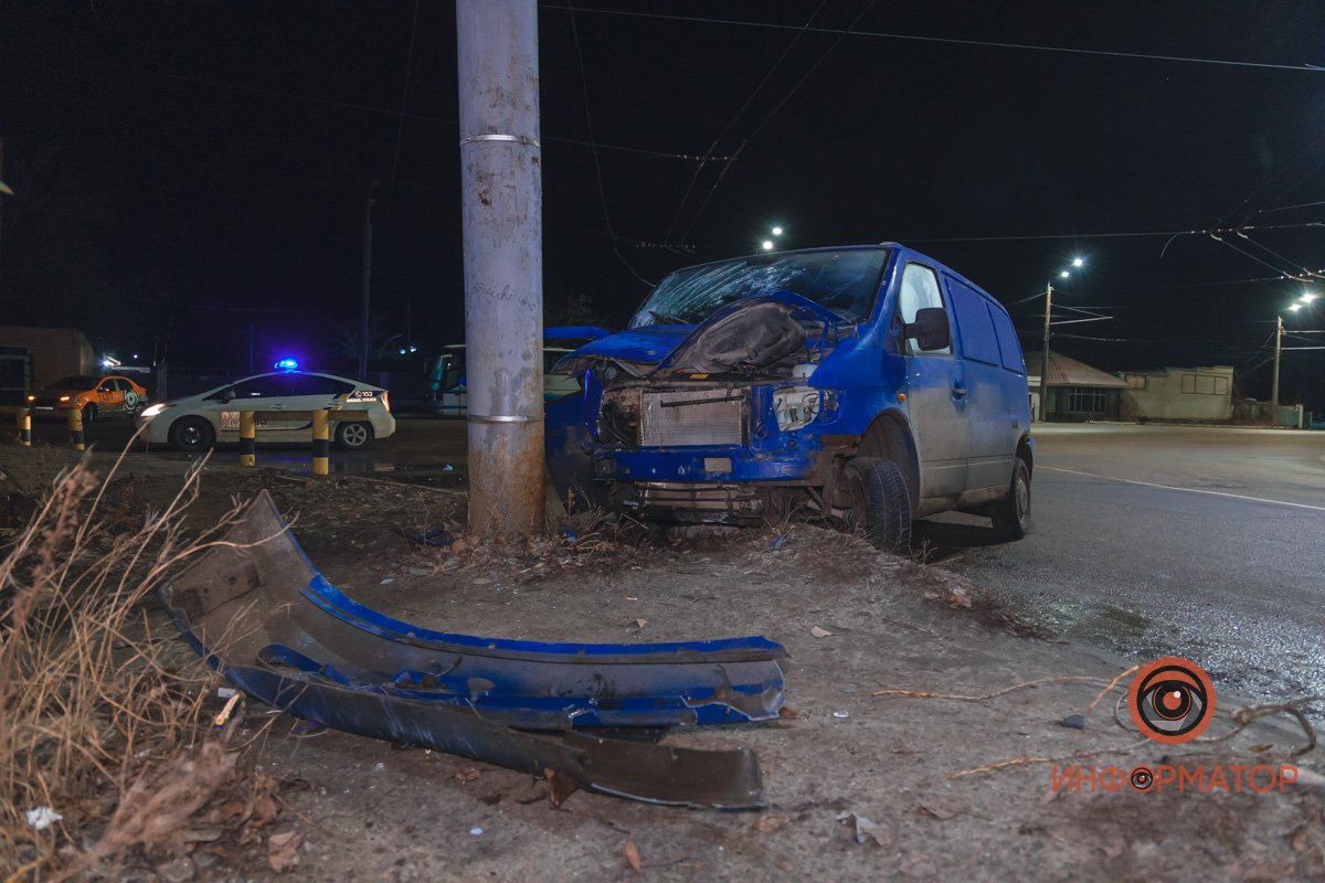 В салоне находились три мужчины В салоне находились три мужчины