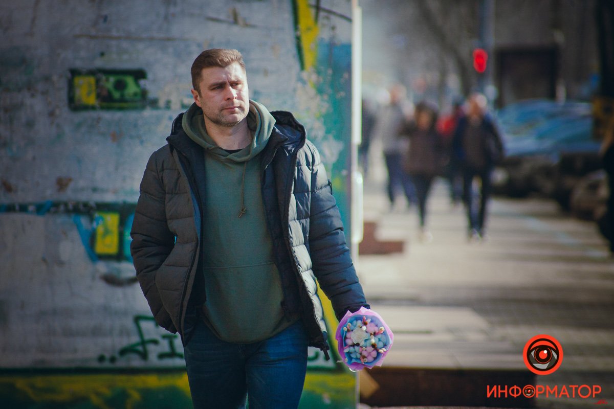 Куда же в такой солнечный день и без цветов? 