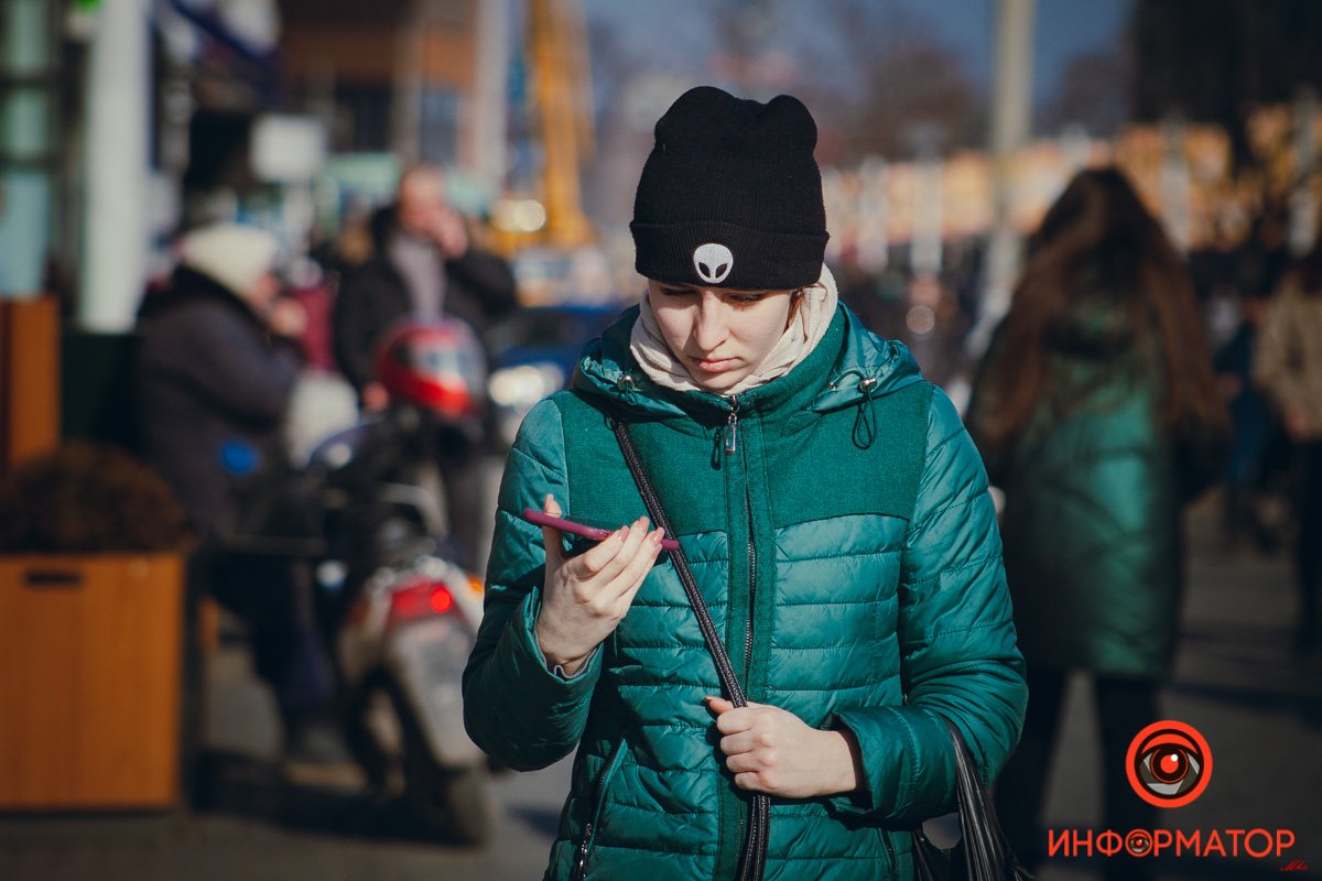 Прислушивается 