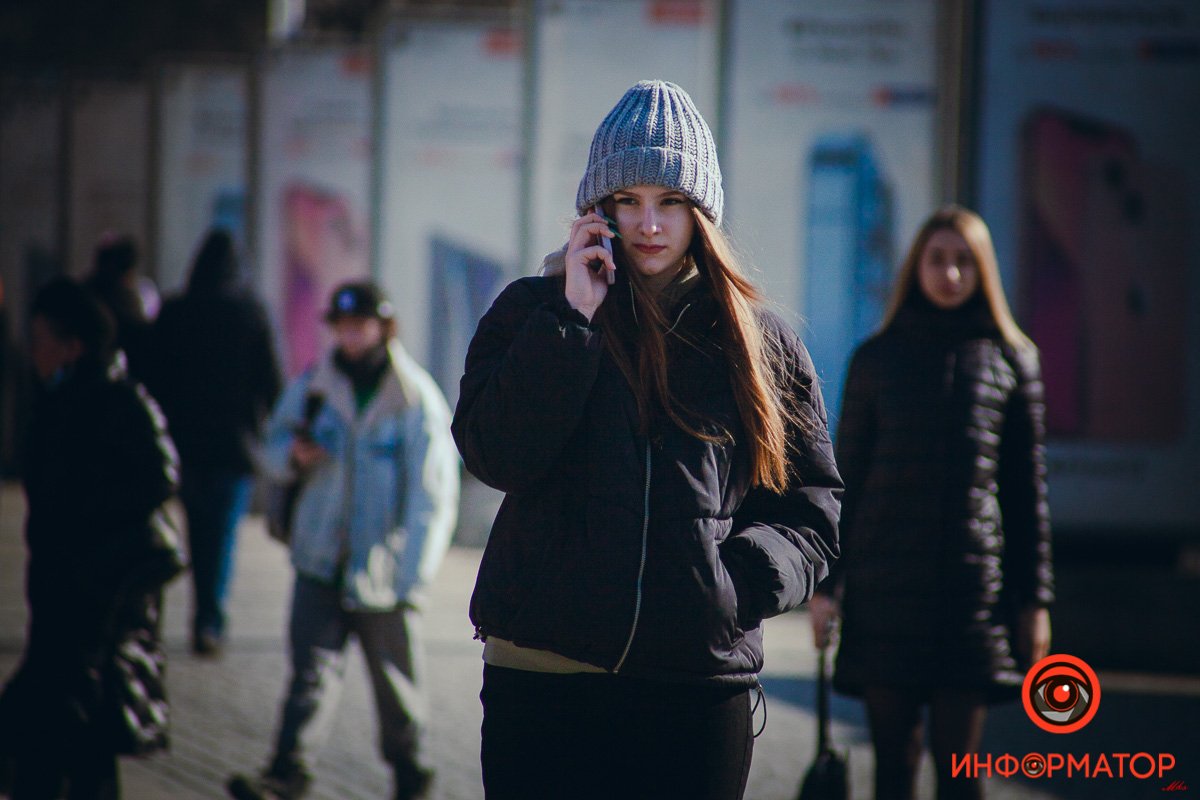 "Выходи гулять, тут погода классная, а ты дома сидишь" 