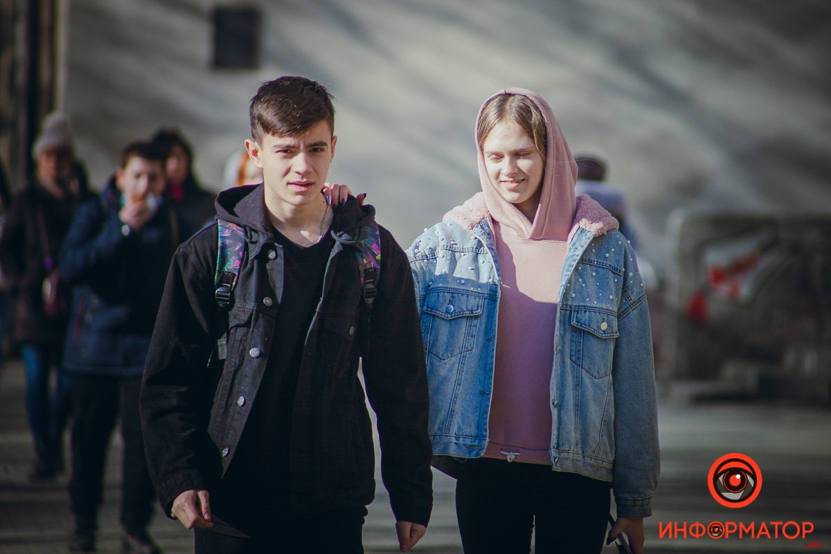 "Ну, и что, что нас фоткают, улыбайся и ручкой маши" 