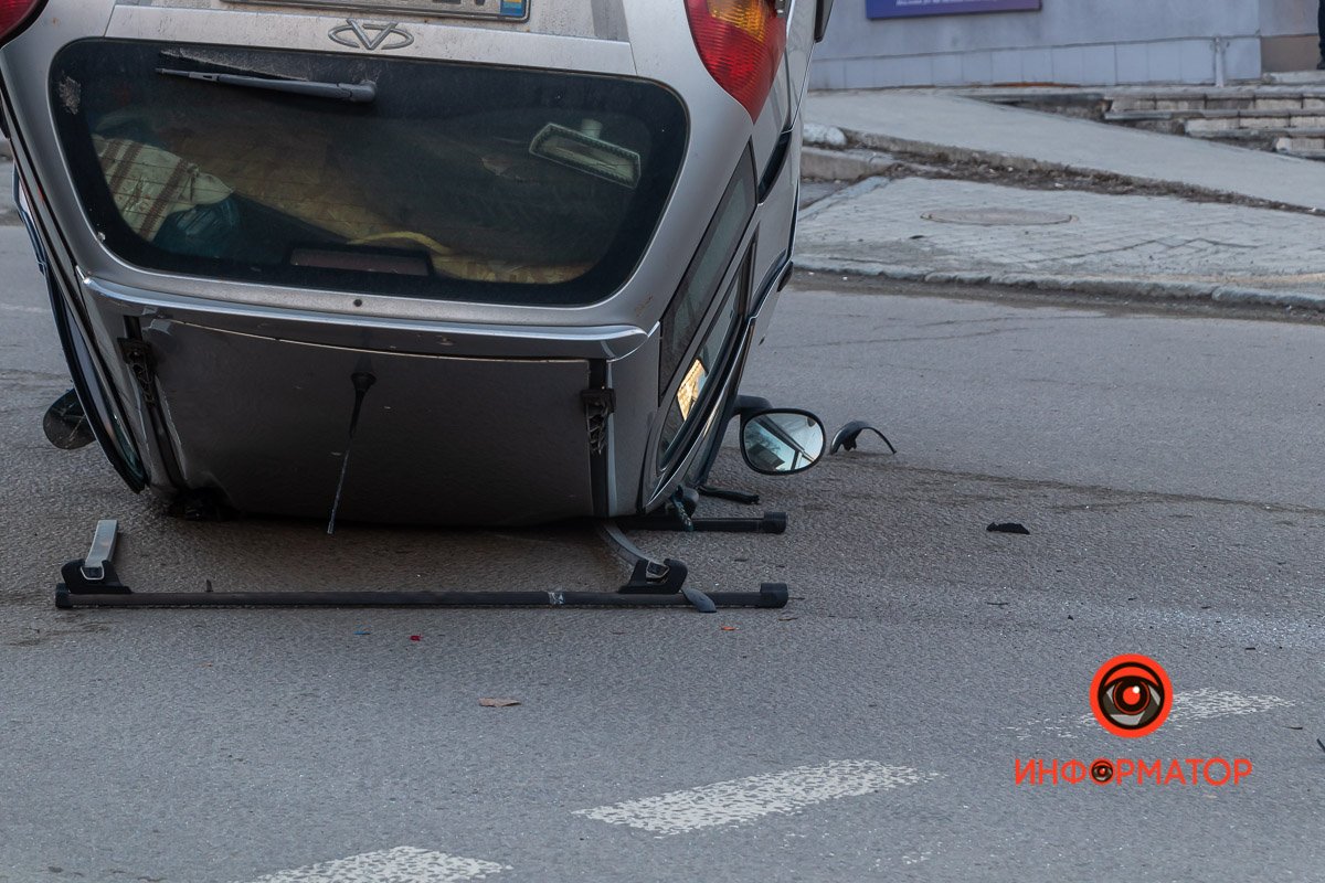 От силы удара Chery перевернулся От силы удара Chery перевернулся