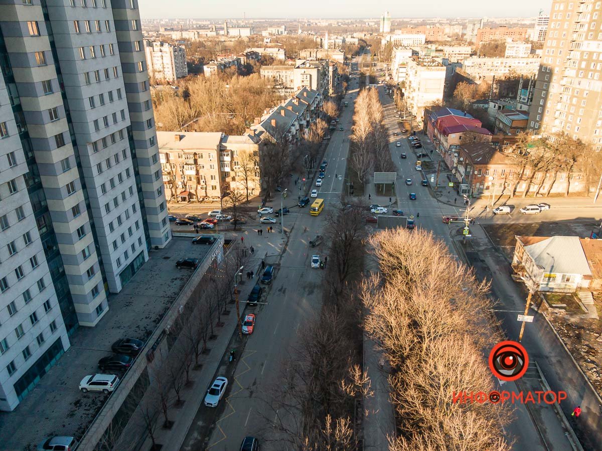 Проезд по проспекту затруднен, но пробки пока нет Проезд по проспекту затруднен, но пробки пока нет