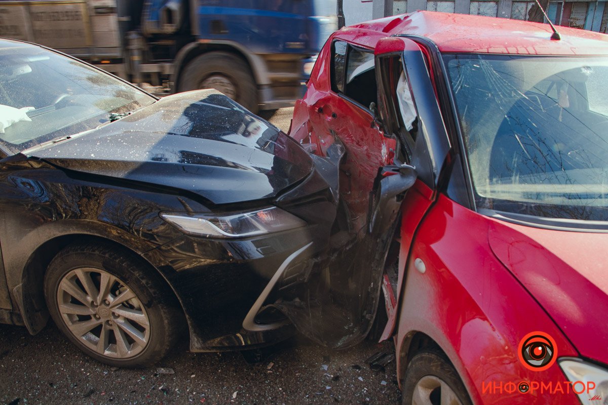 На проспекте Богдана Хмельницкого столкнулись Suzuki и Toyota На проспекте Богдана Хмельницкого столкнулись Suzuki и Toyota