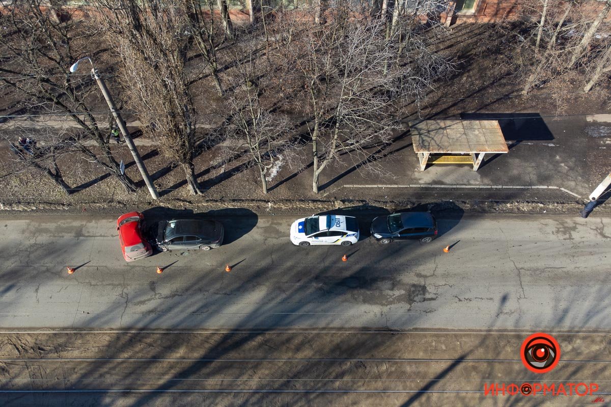 Машину занесло и выбросило на встречную полосу Машину занесло и выбросило на встречную полосу