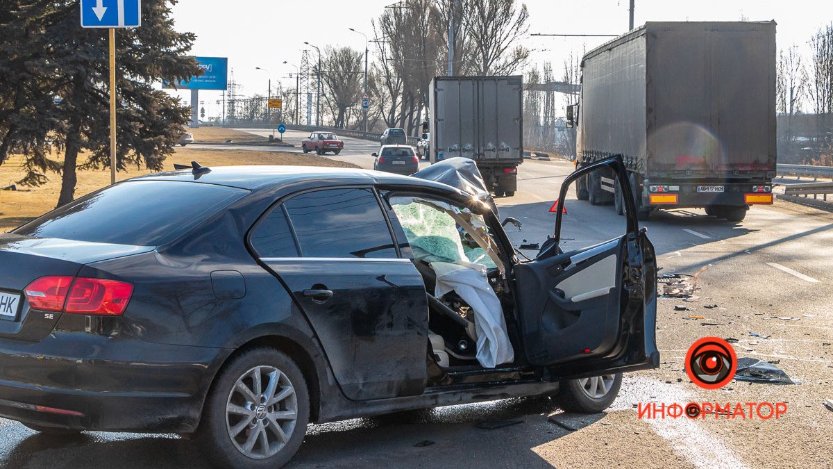 На Набережной Заводской Volkswagen врезался в грузовик MAN.