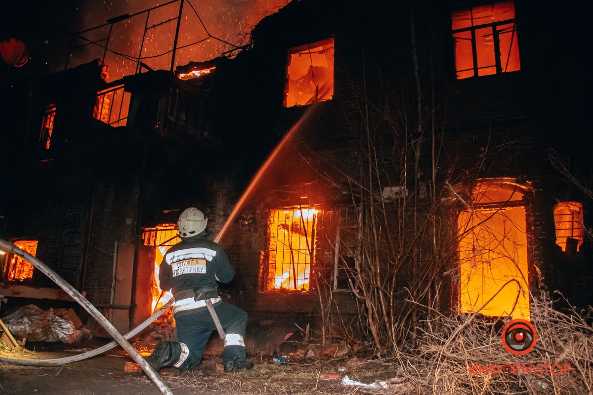 Пожар тушили час