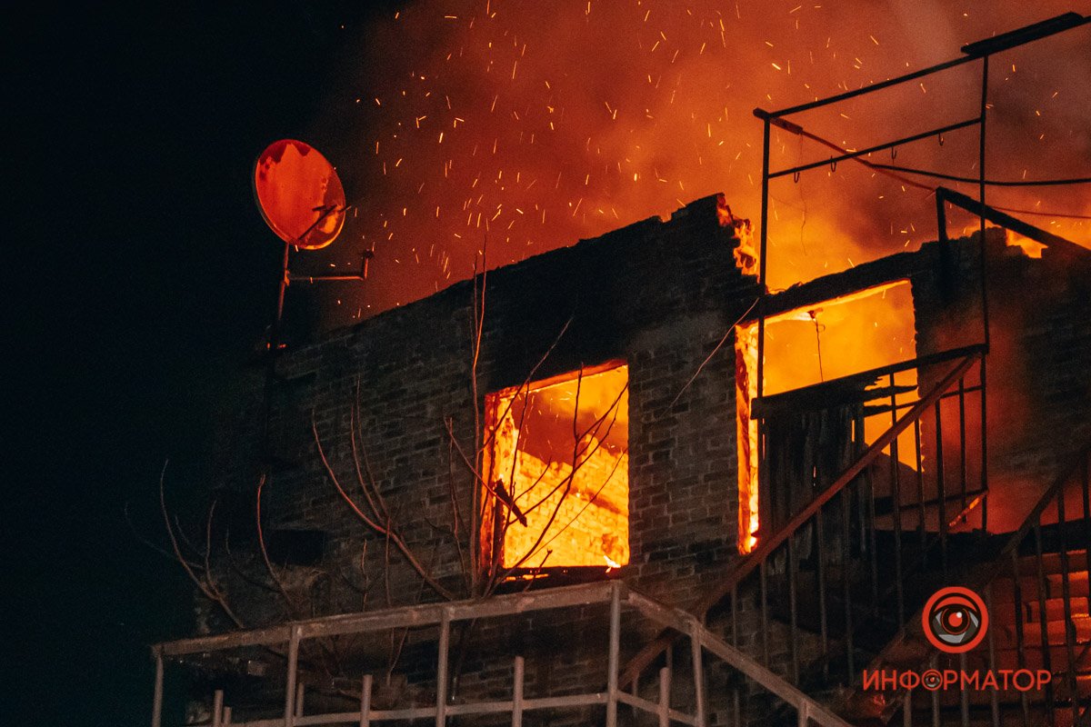 Рядом находится жилая застройка и магазины