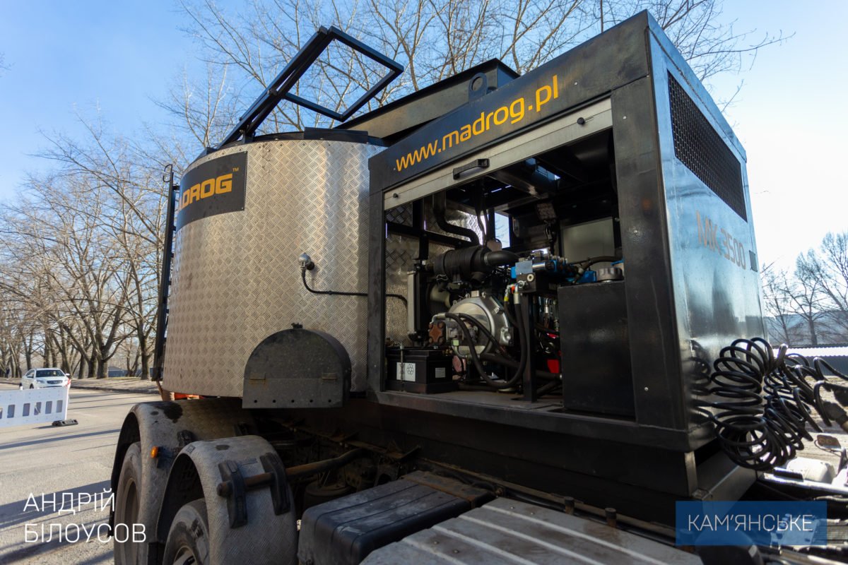 В Каменском проводят аварийный ремонт дорог 2