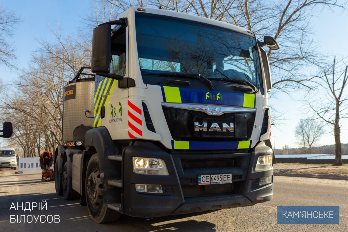 В Каменском проводят аварийный ремонт дорог 3