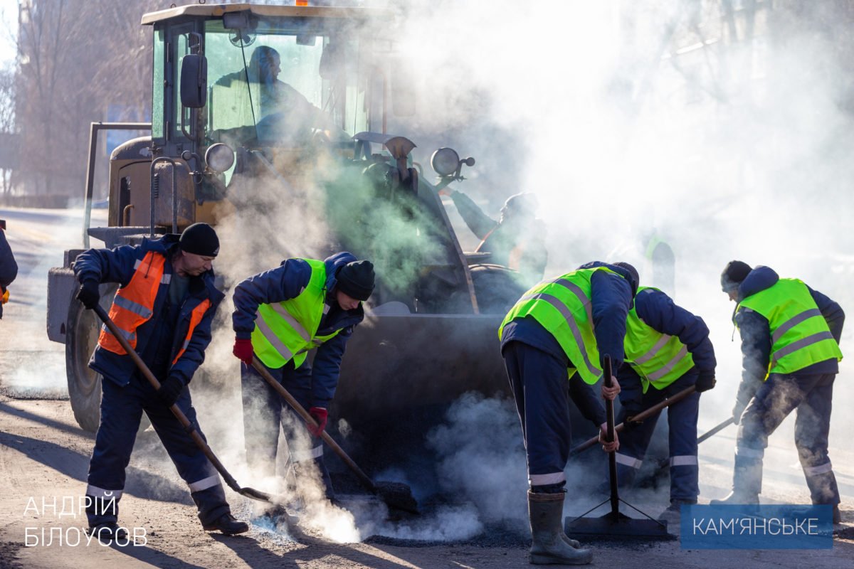 В Каменском проводят аварийный ремонт дорог 6