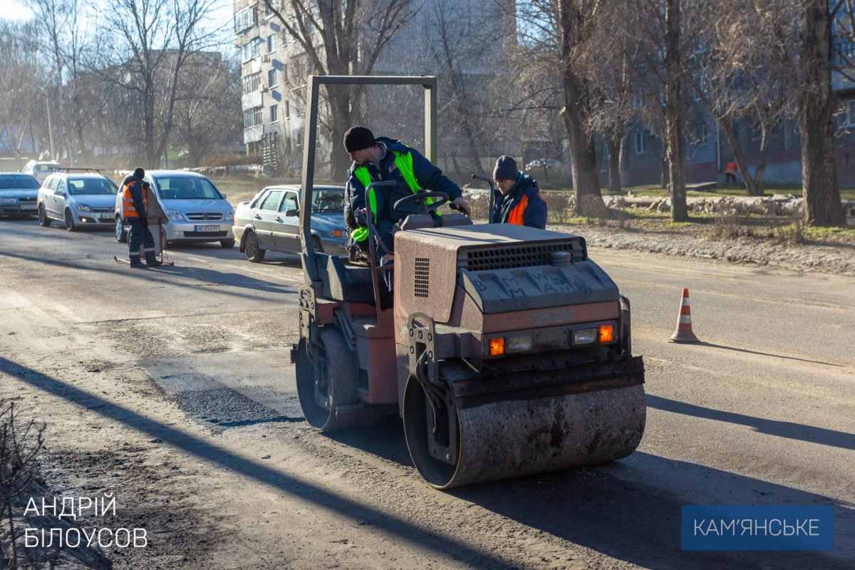 В Каменском проводят аварийный ремонт дорог 7