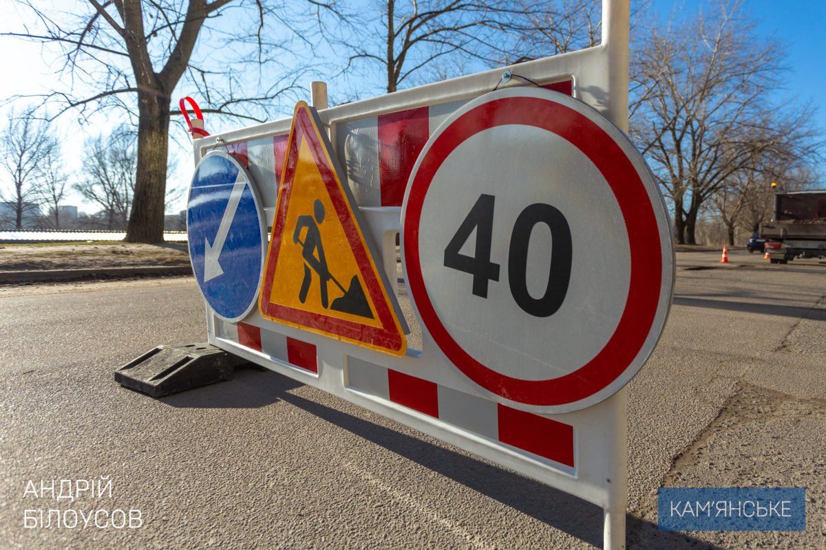 В Каменском проводят аварийный ремонт дорог 8