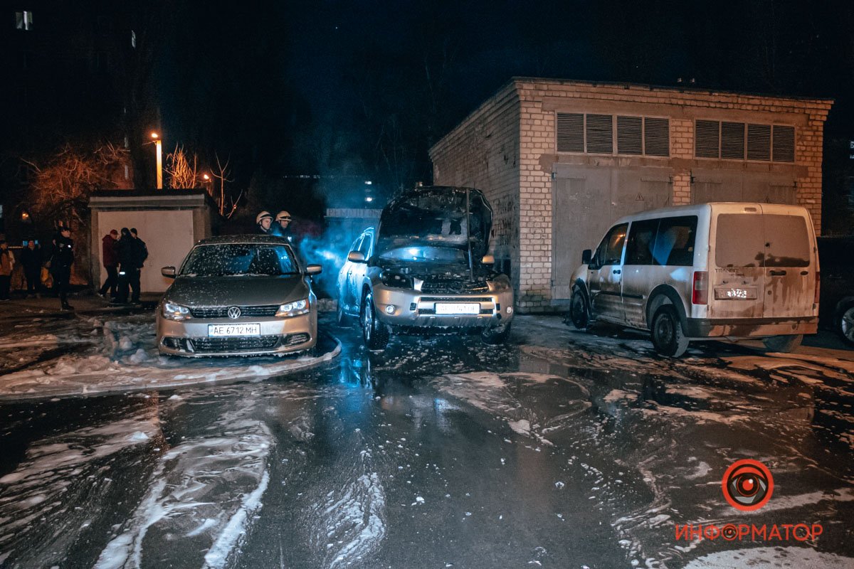 В Днепре на проспекте Хмельницкого загорелся Toyota: огонь повредил Volkswagen и Ford 1