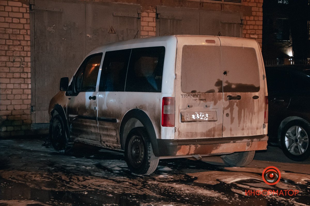 В Днепре на проспекте Хмельницкого загорелся Toyota: огонь повредил Volkswagen и Ford 2