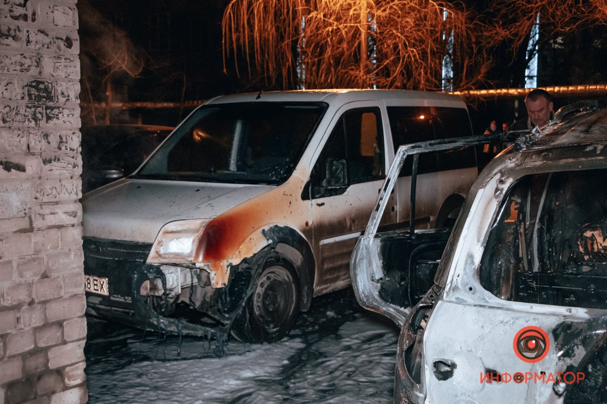 В Днепре на проспекте Хмельницкого загорелся Toyota: огонь повредил Volkswagen и Ford 3