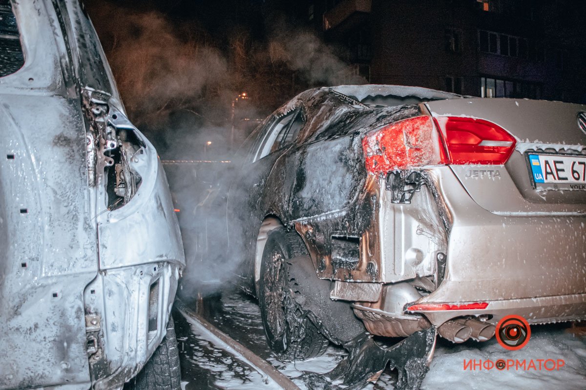 В Днепре на проспекте Хмельницкого загорелся Toyota: огонь повредил Volkswagen и Ford 4