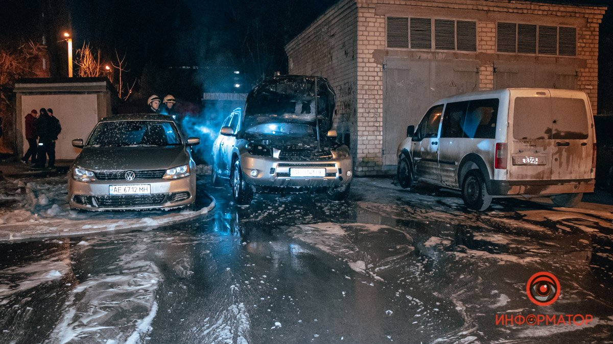 В Днепре на проспекте Хмельницкого загорелся Toyota: огонь повредил Volkswagen и Ford 5