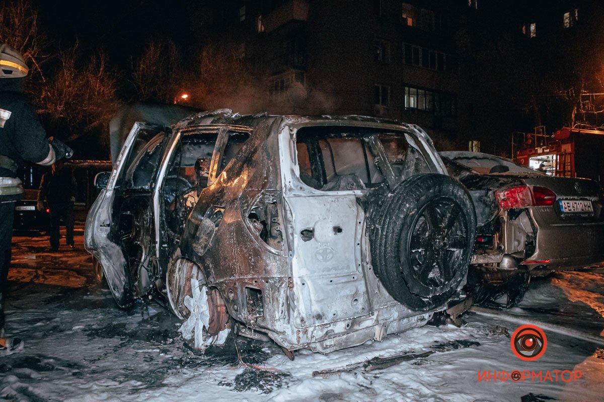 В Днепре на проспекте Хмельницкого загорелся Toyota: огонь повредил Volkswagen и Ford 6