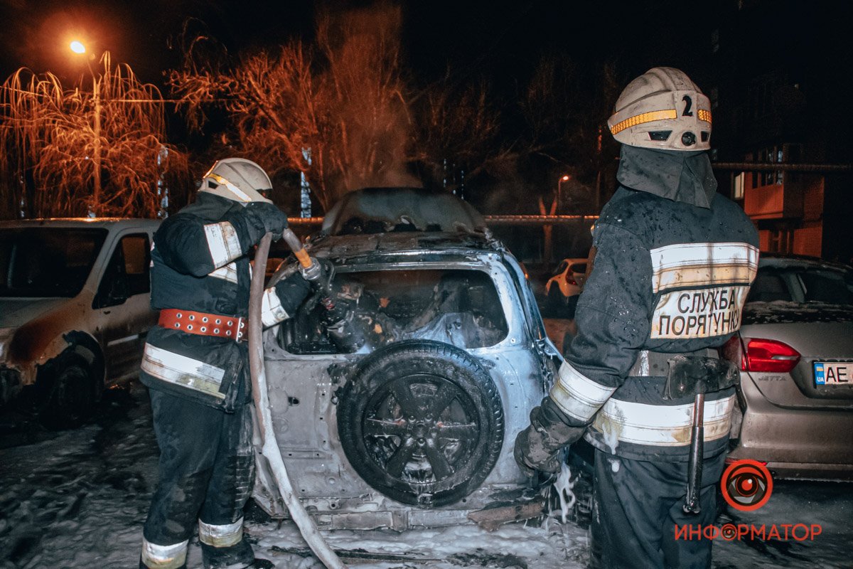 В Днепре на проспекте Хмельницкого загорелся Toyota: огонь повредил Volkswagen и Ford 7