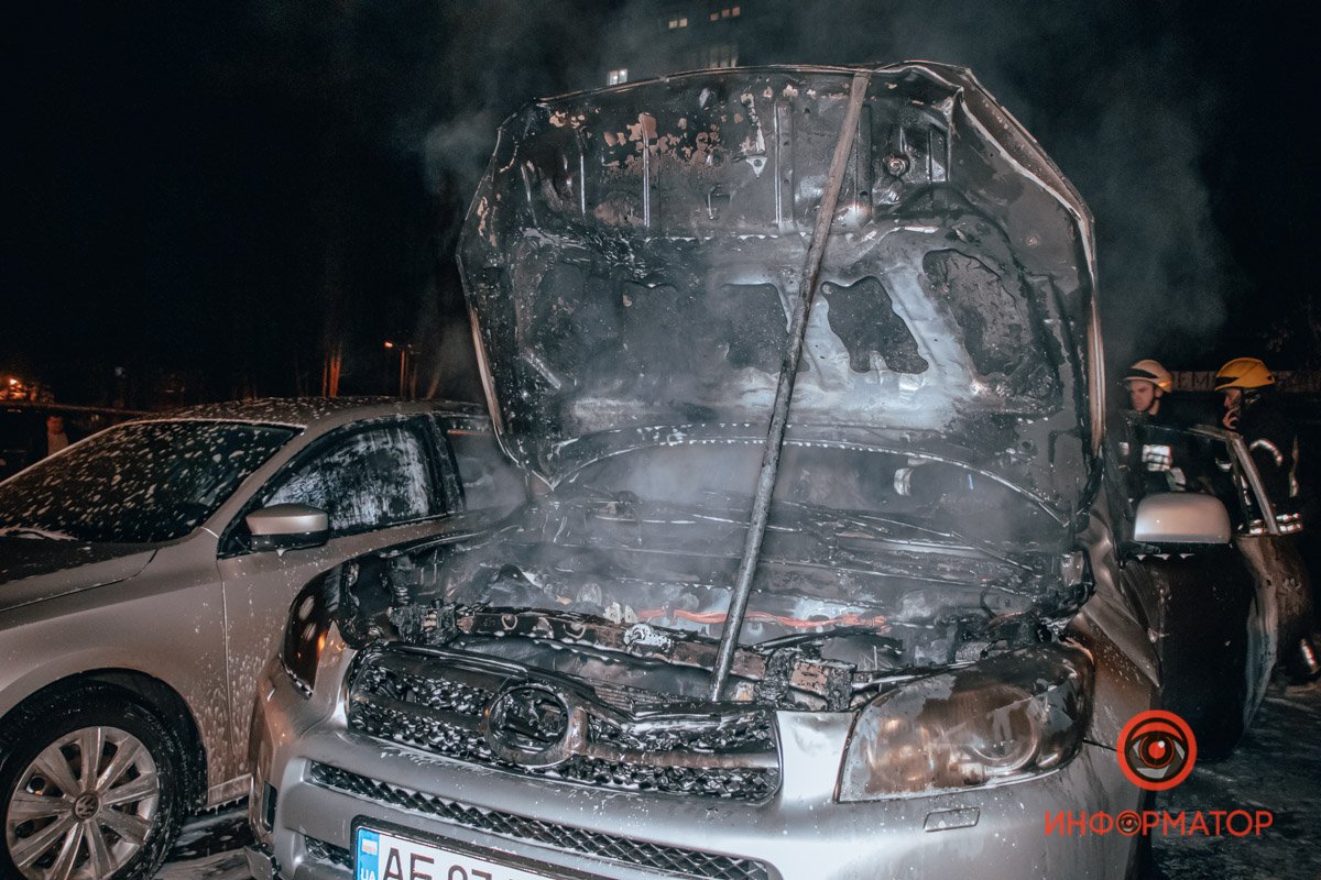 В Днепре на проспекте Хмельницкого загорелся Toyota: огонь повредил Volkswagen и Ford 8