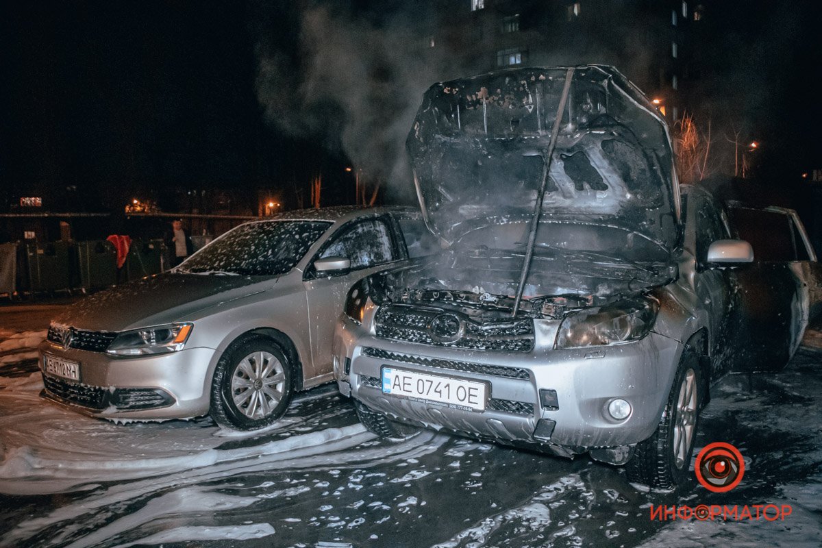 В Днепре на проспекте Хмельницкого загорелся Toyota: огонь повредил Volkswagen и Ford 9