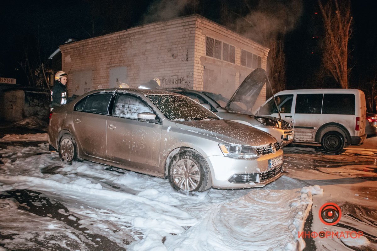 В Днепре на проспекте Хмельницкого загорелся Toyota: огонь повредил Volkswagen и Ford 10