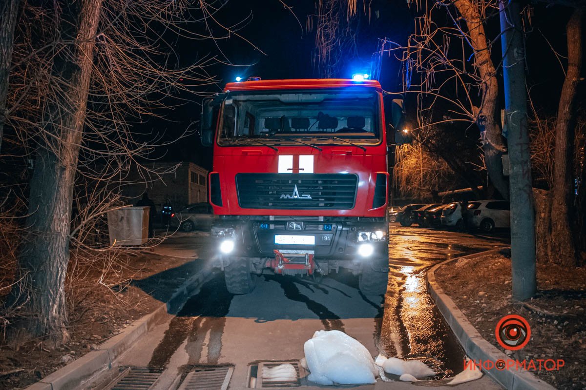 В Днепре на проспекте Хмельницкого загорелся Toyota: огонь повредил Volkswagen и Ford 11