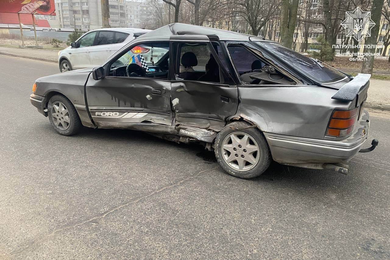 В ДТП пострадал водитель Ford, скорая отвезла его в больницу №16 В ДТП пострадал водитель Ford, скорая отвезла его в больницу №16