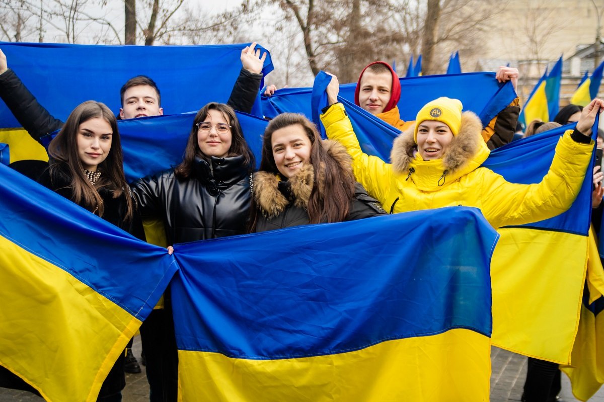 День единения на Днепропетровщине отметили патриотическим флешмобом 11