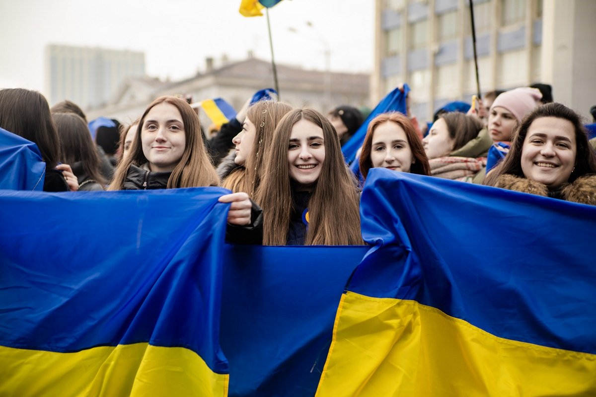 День единения на Днепропетровщине отметили патриотическим флешмобом 16