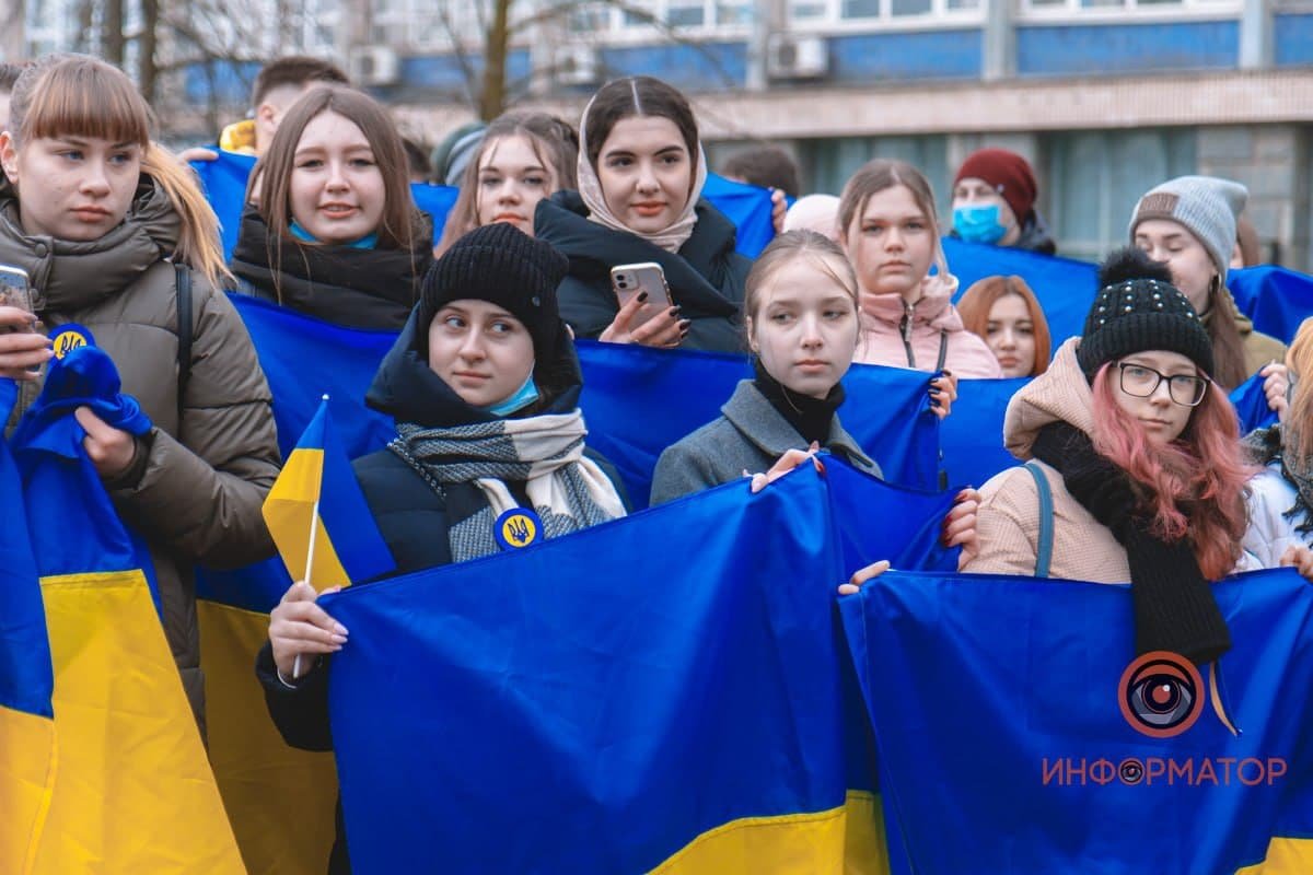 Присутствующие развернули в руках флаги Украины