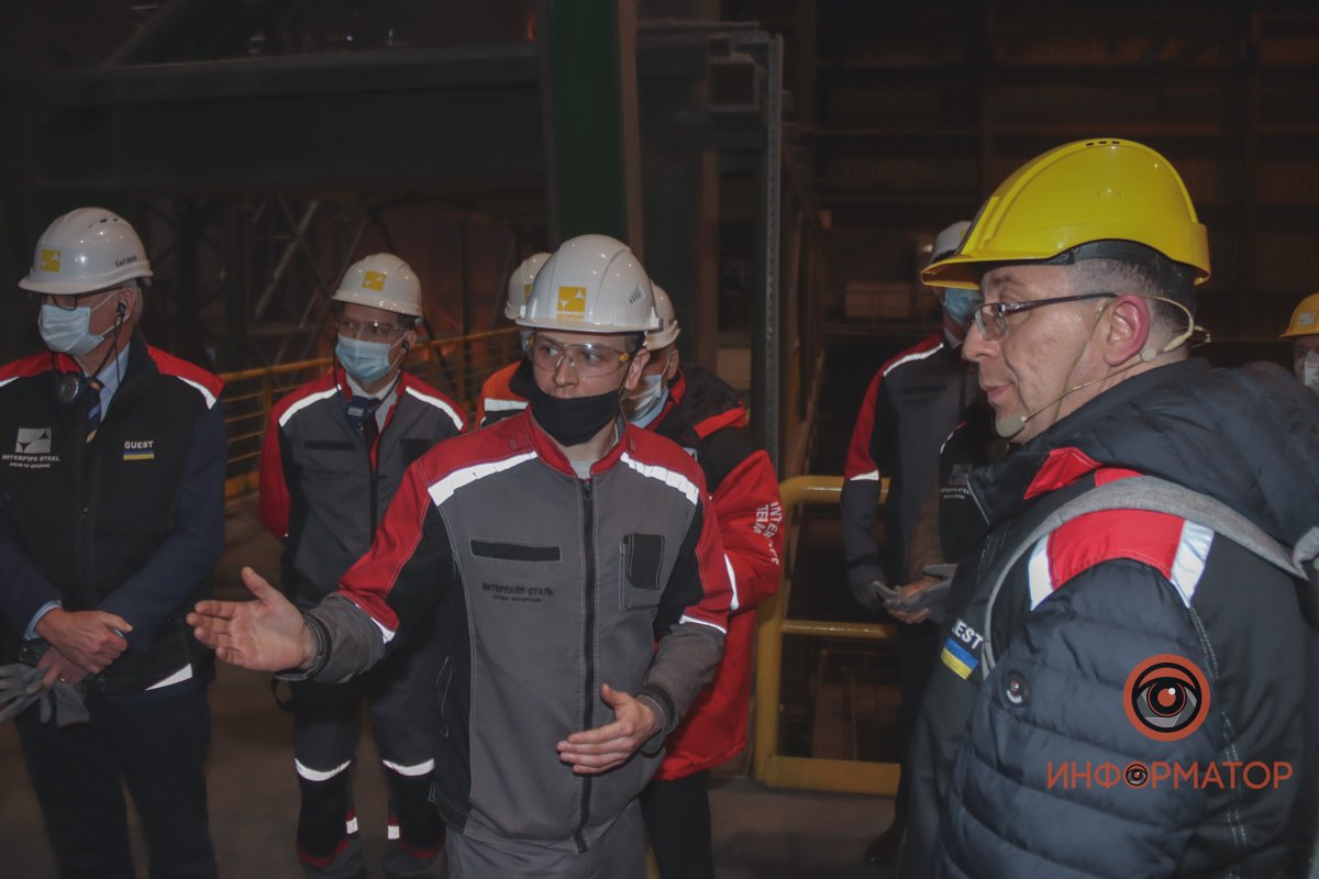 Для почетных гостей провели экскурсию по заводу Для почетных гостей провели экскурсию по заводу