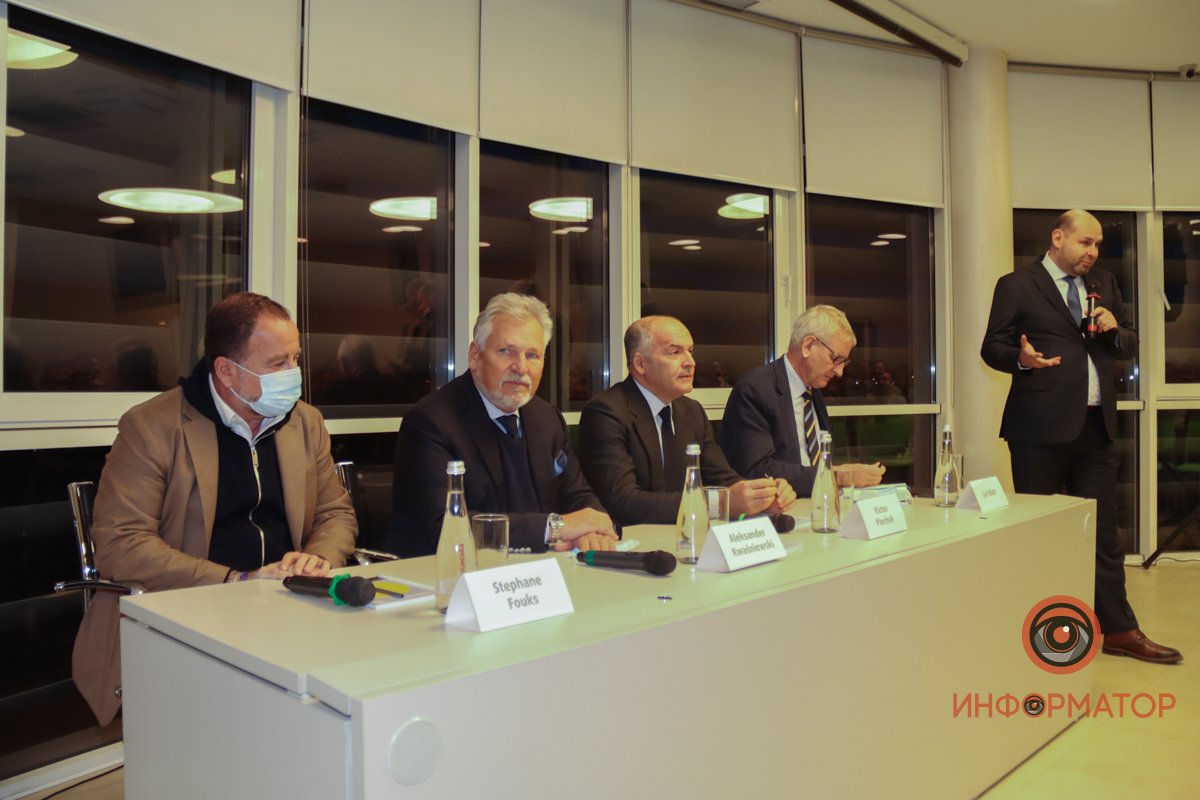 Ялтинскую Европейскую Стратегию (YES) основали в 2004 году Ялтинскую Европейскую Стратегию (YES) основали в 2004 году