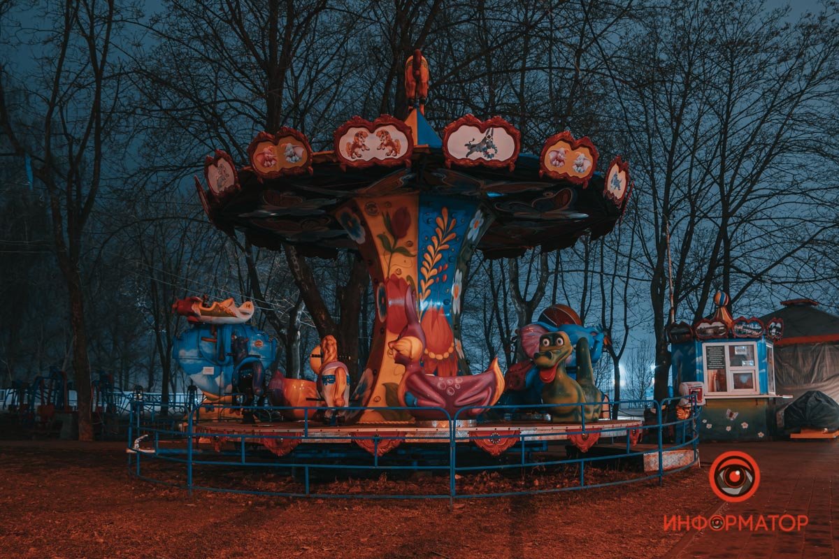 Ночью такая карусель выглядит немного жутко 