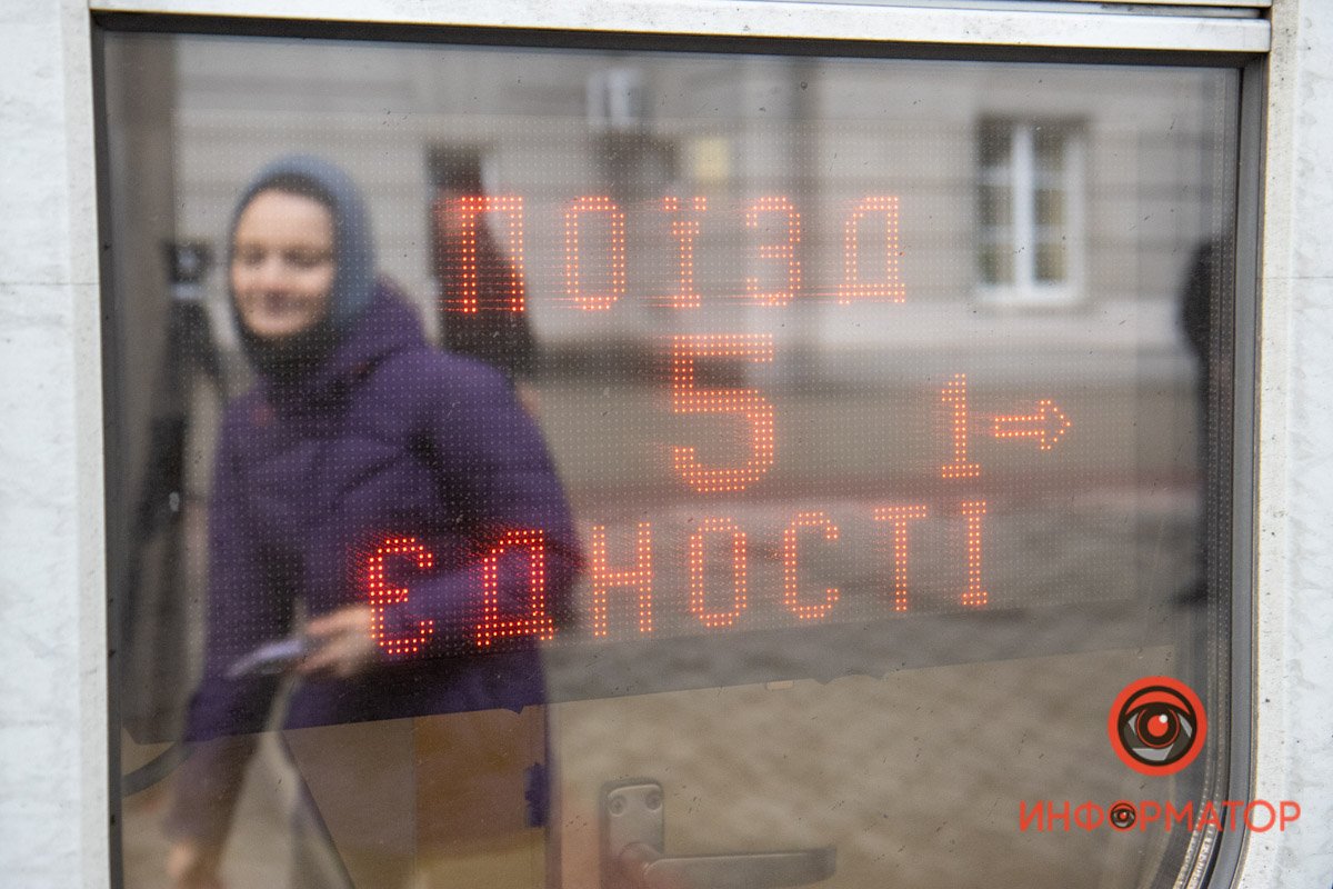 Он везет украинский флаг через 12 областей нашей страны и останавливается на 15 остановках, где стяг подписывают все желающие