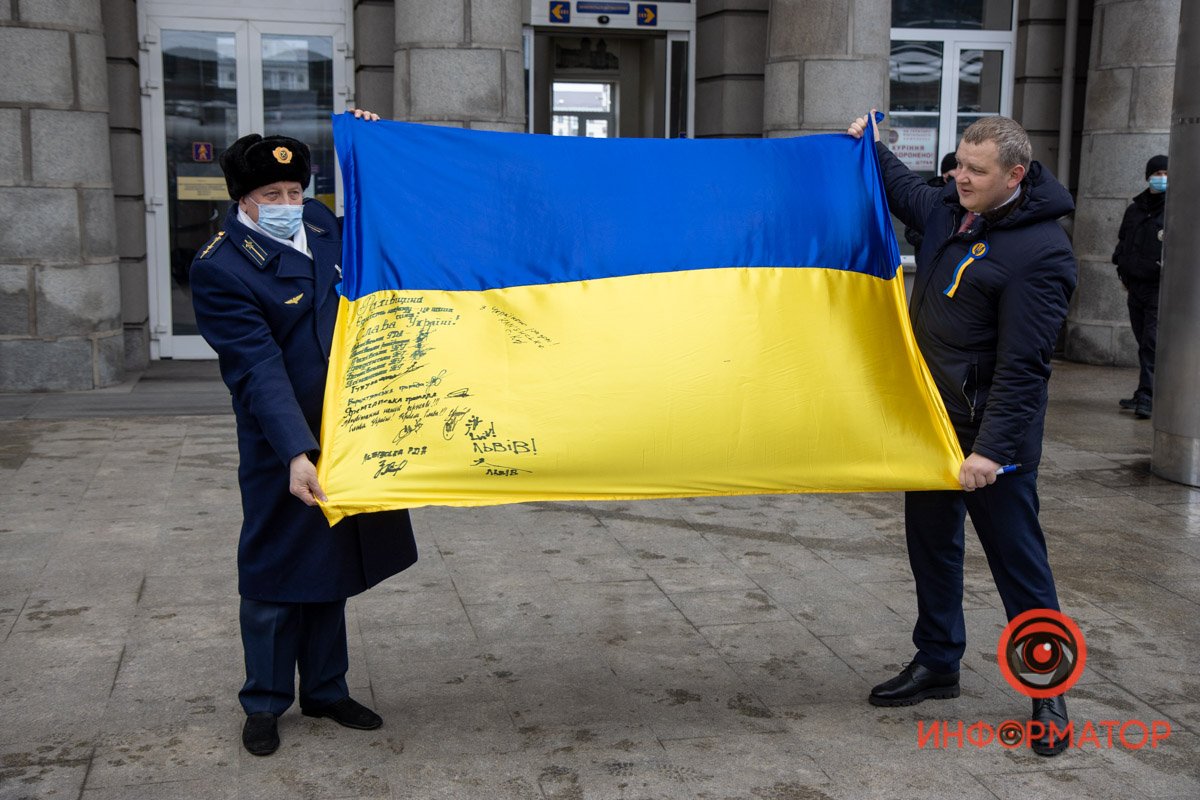 В течение рейса для пассажиров звучат слова поддержки от украинских деятелей культуры и спорта