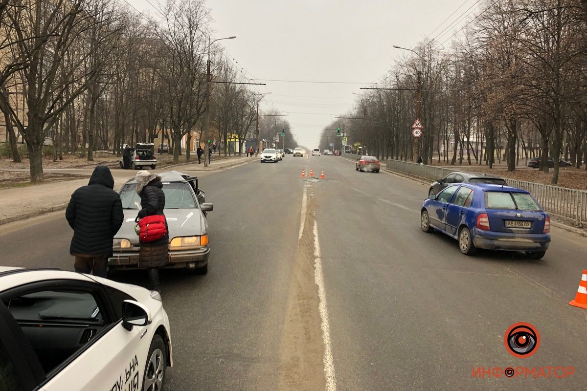 На улице Паникахи столкнулись автомобили Ford и Skoda