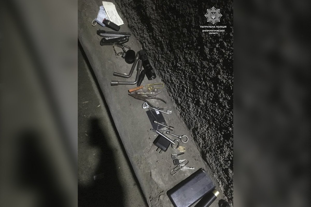 Мужчина залез в чужое авто: у него нашли набор отмычек