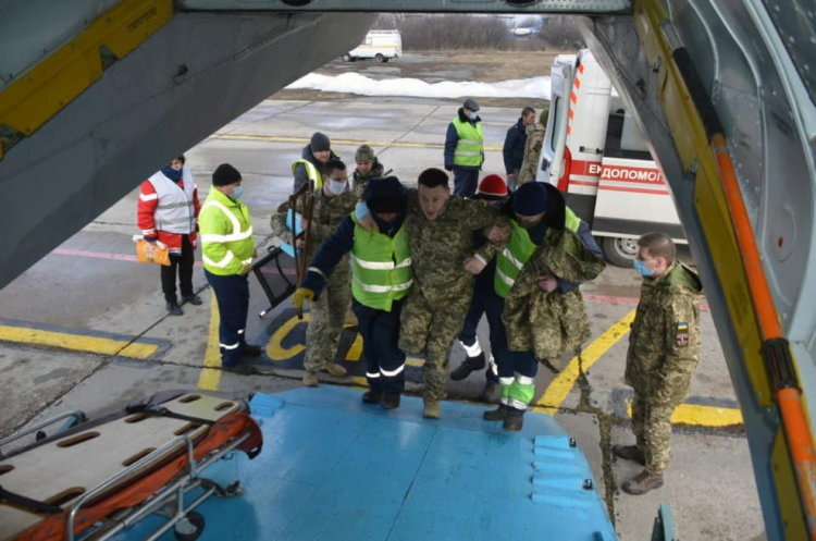 Из Днепра в Киев для дальнейшего лечение эвакуировали раненых и больных военнослужащих Из Днепра в Киев для дальнейшего лечение эвакуировали раненых и больных военнослужащих