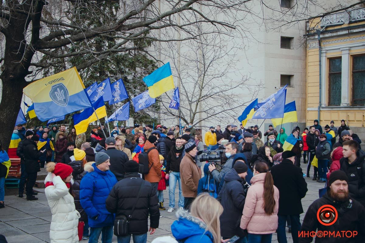 Сотни людей