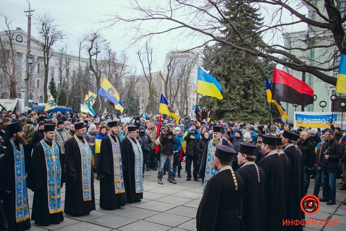 Начался с молитвы