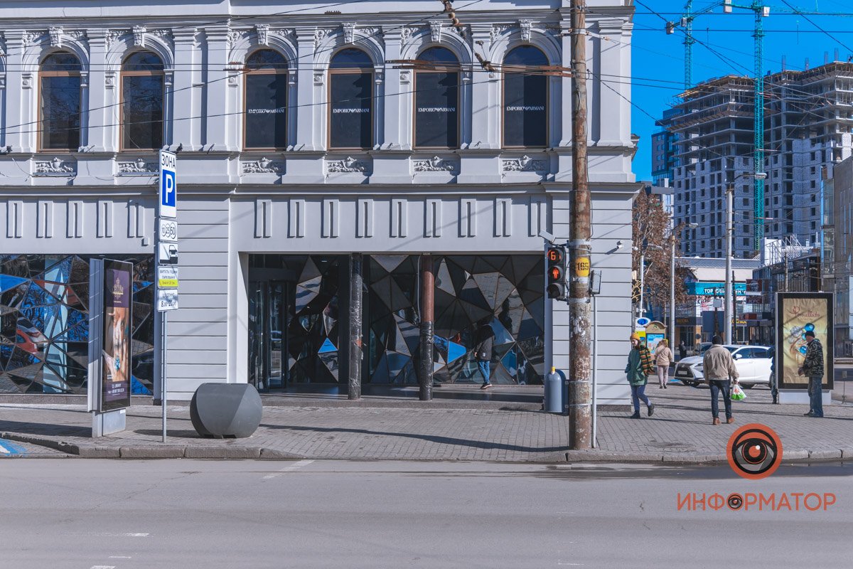 В 2011 году тут заработал торговый центр