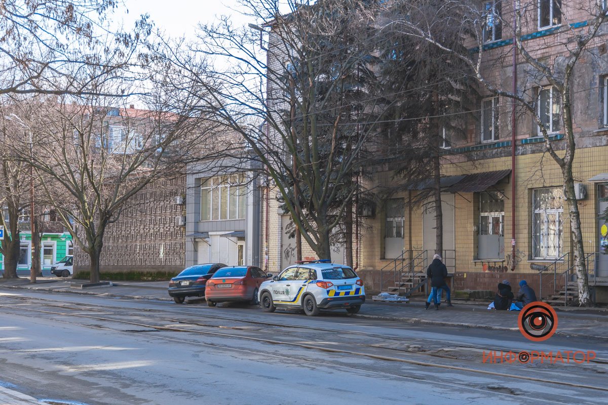 Труп обнаружили на тротуаре недалеко от пересечения улицы Вокзальной и Василия Чапленка Труп обнаружили на тротуаре недалеко от пересечения улицы Вокзальной и Василия Чапленка