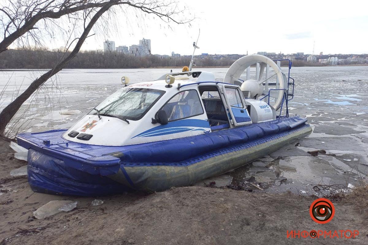 Мужчину пытались достать с помощью лодки на прокатной станции Мужчину пытались достать с помощью лодки на прокатной станции