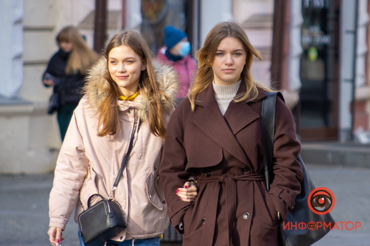 На улице "плюс", можно и в пальто покрасоваться