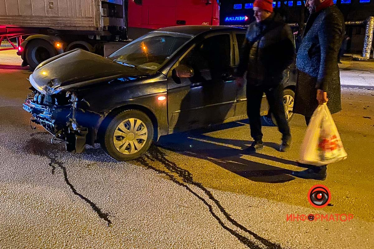 В Днепре на Паникахи KIA врезался в Volkswagen 1